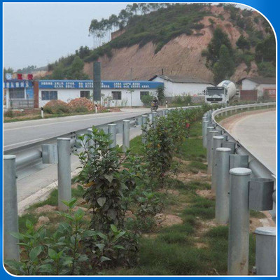 益宙交通專業(yè)生產(chǎn)波形護(hù)欄 道路護(hù)欄 高速防撞欄 波形梁護(hù)欄歡迎來廠參觀指導(dǎo)